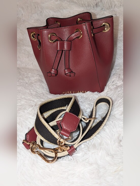 Marc Jacobs Handbags - Marc Jacobs The Leather Bucket Bag with Detachable Strap Burgundy EUC